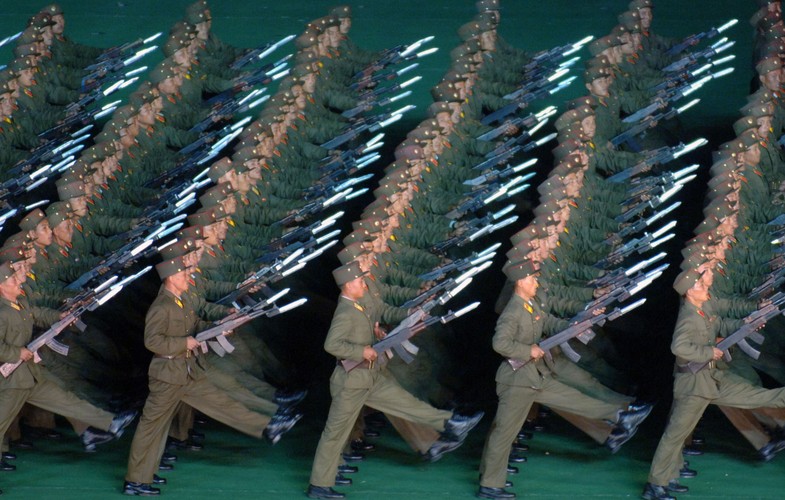 4. Koreańska Republika Ludowo-Demokratyczna – armia Korei Północnej liczy 1,1 mln żołnierzy służby czynnej, 8,2 mln rezerwistów i 189 tys. członków jednostek paramilitarnych. Ogółem stawia to KRLD na drugim miejscu na świecie pod względem liczebności sił zbrojnych i na pierwszym pod względem zmilitaryzowania społeczeństwa. W siłach zbrojnych służy blisko 42 proc. Koreańczyków z północy.