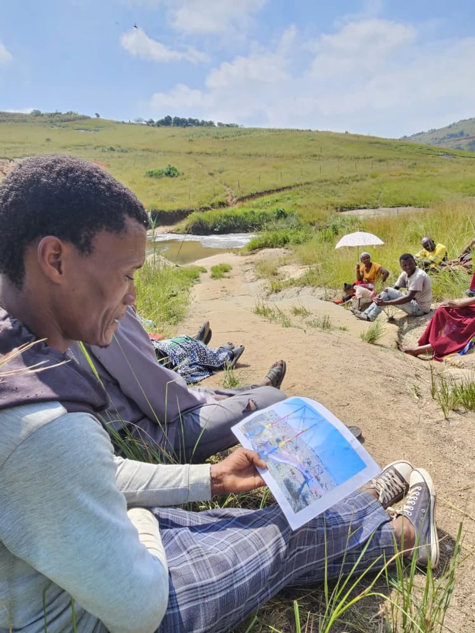 Meštanin plače gledajući sliku mosta koji će se graditi u njegovom mestu