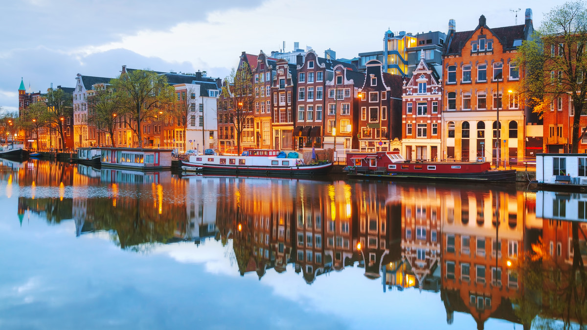 <strong>Władze Amsterdam wprowadzą wkrótce zasadę, że kupujący dom w tym mieście o wartości poniżej 512 tys. euro nie będzie mógł go wynajmować przez cztery lata. “Nie może być tak, że ludzie chcący kupić dom są przebijani przez inwestorów, którzy wynajmują go potem po niebotycznych cenach” - podkreślił pomysłodawca rozwiązania, radny Jakob Wedemeijer.</strong>