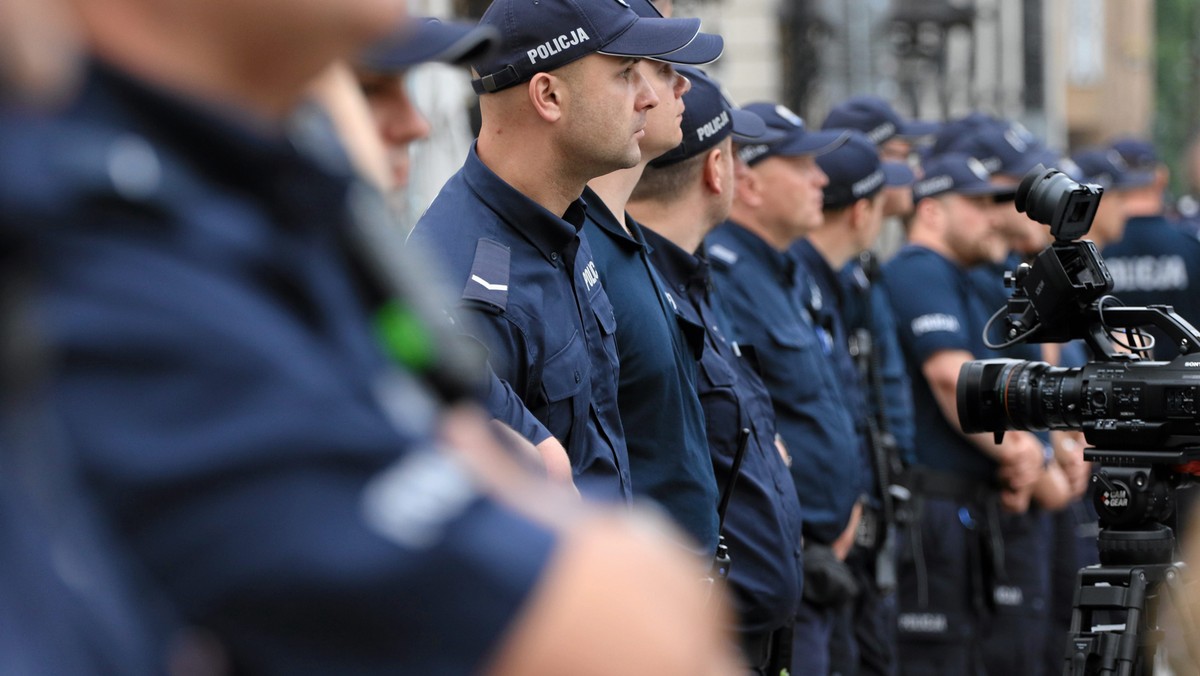 W grudniu policjanci z katowickich oddziałów prewencji zapowiedzieli, że jeśli dostaną rozkaz wyjazdu na zabezpieczenie kolejnej miesięcznicy smoleńskiej w Warszawie, pójdą na masowe zwolnienia lekarskie – podaje Wyborcza.pl.