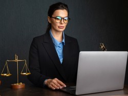 Szklane sufity i grząska podłoga - oto bariery, które muszą pokonywać kobiety robiące karierę w branży prawniczej