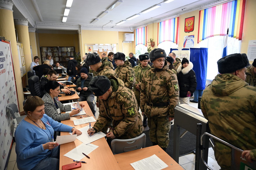 Żołnierze głosujący w Moskwie