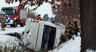 Dramat na Podkarpaciu. Wypełniony dziećmi autobus szkolny wypadł z drogi