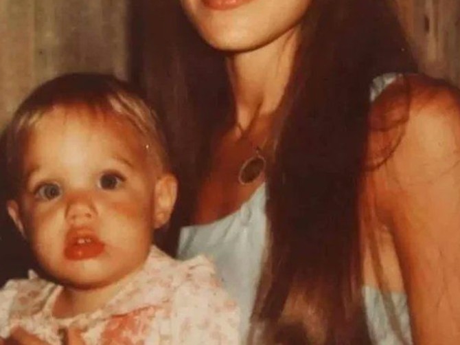 Majka Anđeline Džoli u mladosti je bila identična Mirka Vasiljević