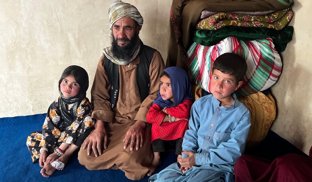 Abdul Rašid Azimi kaže da je spreman da proda jednu od njegovih ćerki da bi mogao da prehrani ostalu decu | Foto: Imogen Anderson/BBC