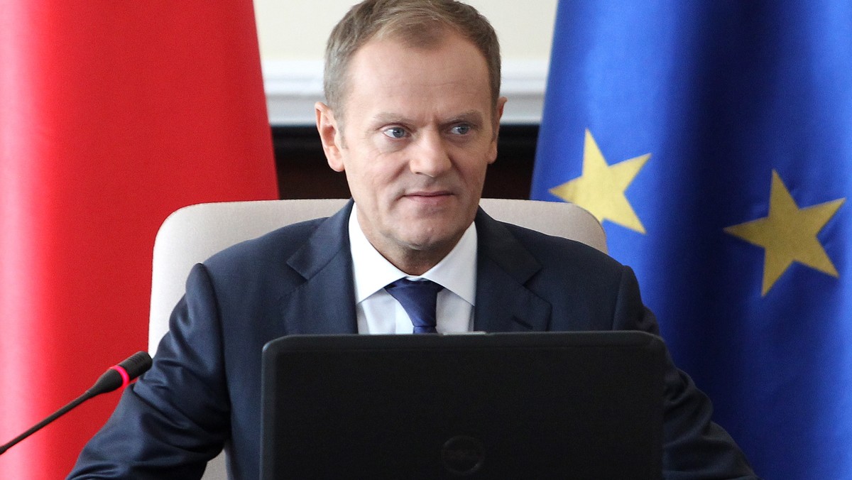 Premier Tusk czuje się osaczony przez służby specjalne, biznes i ludzi, którzy chcą go dopaść - twierdzą dziennikarze "Newsweeka".