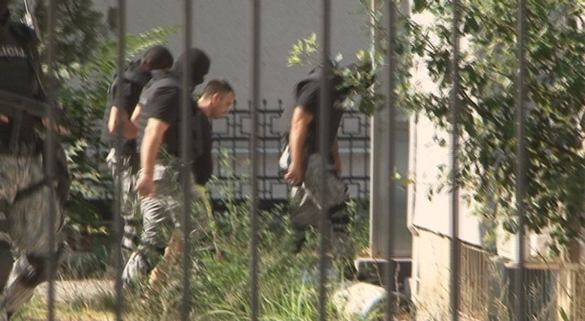 Specijalci crnogorske policije privode Sašu Cvetanovića u zgradu suda u Podgorici