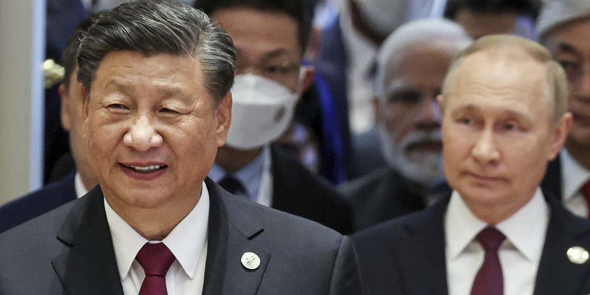 Xi Jinping chce "dowieźć" pokój, bo USA spychają Chiny do narożnika. Rozmowy z Putinem łatwe jednak nie będą.