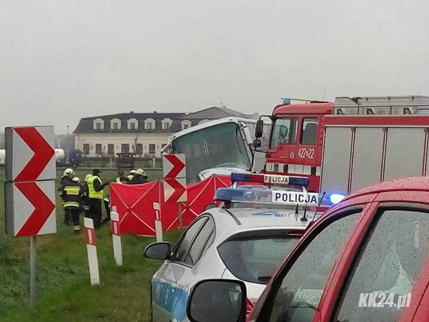 Autokar z dziećmi zderzył się z osobówką. Nie żyje jedna osoba