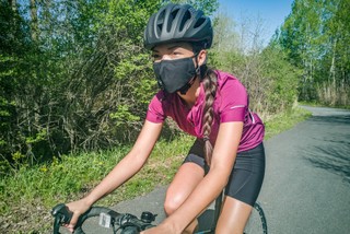 Minister zdrowia wyjaśnia przepisy o maseczkach w parkach i podczas jazdy na rowerze