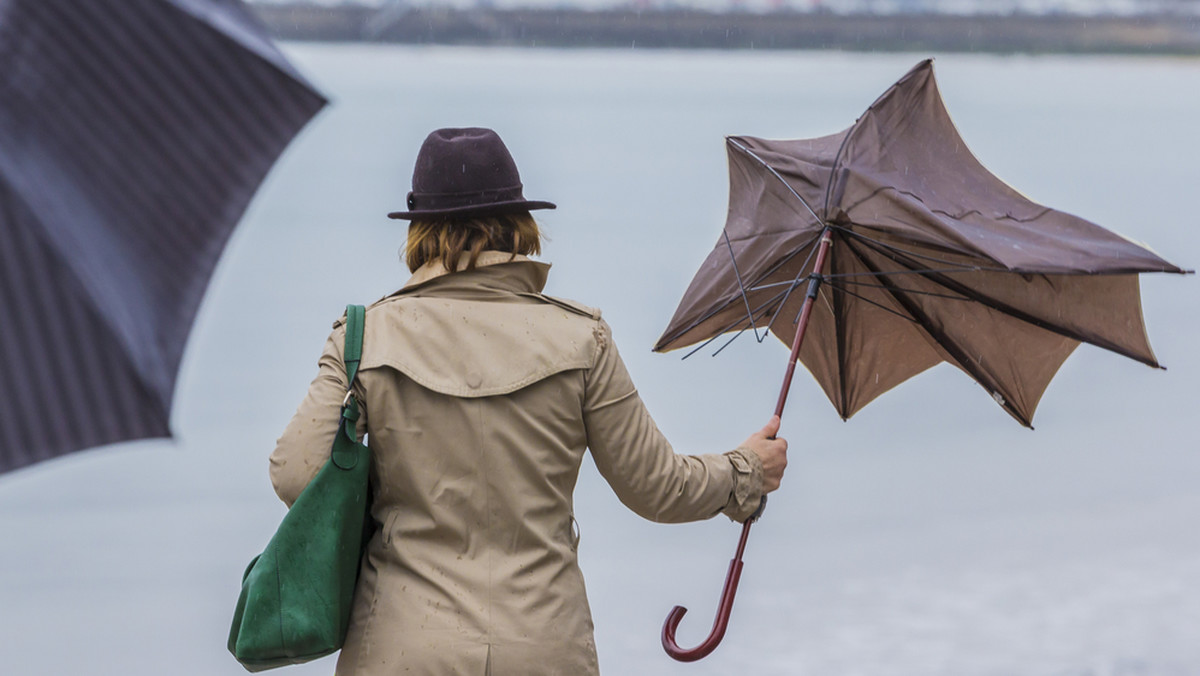 Synoptycy z Instytutu Meteorologii i Gospodarki Wodnej prognozują marznące opady deszczu, które doprowadzą do gołoledzi na drogach. Ostrzegają również przed porywistym wiatrem, który może osiągać prędkość do 90 km/h.