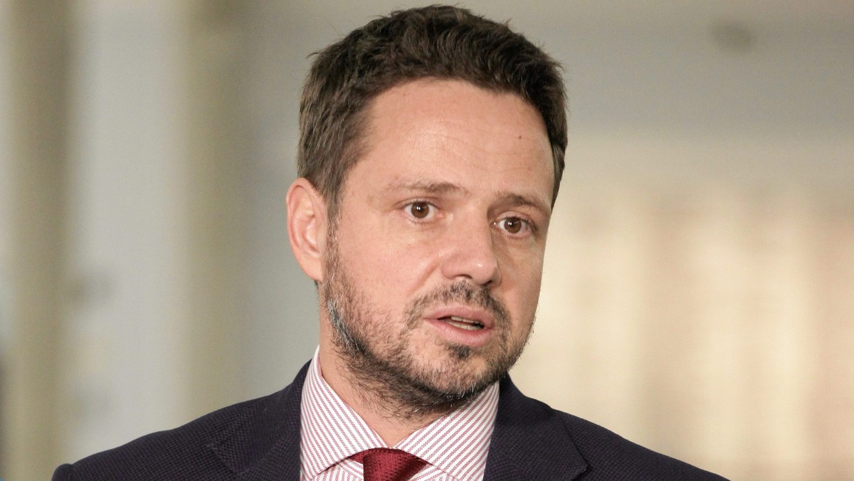 - Bez 4 czerwca nie byłoby polskiej wolności, ta data powinna łączyć Polaków – powiedział w programie "Kawa na Ławę" poseł PO Rafał Trzaskowski. - Lech Kaczyński potrafił tego dnia to robić - dodał, krytykując nieobecność podczas wczorajszej rocznicy prezydenta Andrzeja Dudy. Głowy państwa bronił poseł PiS Joachim Brudziński, tłumacząc, że prezydent odbywa oficjalną wizytę we Włoszech. – Ponadto, nie dziwię się, że prezydent wolał nie iść w marszu KOD obok Bronisława Komorowskiego – dodał.