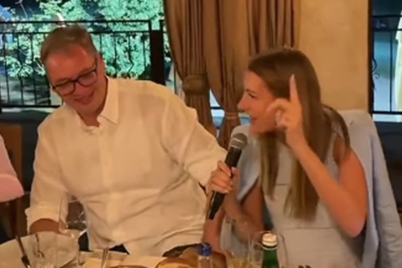 (VIDEO) VUČIĆ OBJAVIO VIDEO IZ KAFANE Ministarka uzela mikrofon, zapevao i predsednik: "Ovo je Kokin Brod, ovde je i more najbolje"