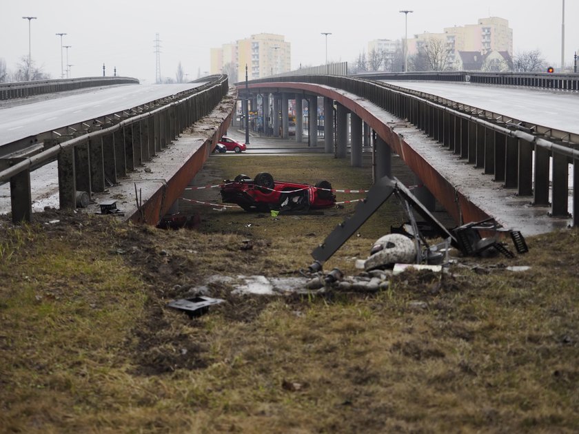 Wypadek w Łodzi. Mustang spadł z wiaduktu. W środku ojciec z dzieckiem