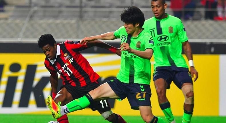 Jeonbuk's Kim Chang-Soo (centre) tackles Seoul's Carlos Adriano (left) during their AFC Champions League semi-final second leg in Seoul on October 19, 2016