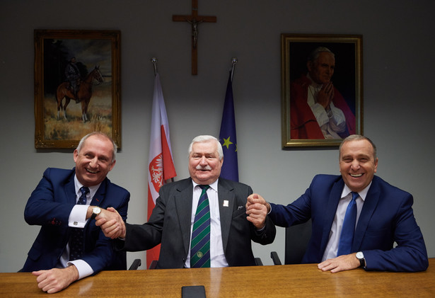 Były prezydent RP Lech Wałęsa, przewodniczący PO Grzegorz Schetyna i przewodniczący klubu parlamentarnego PO Sławomir Neumann
