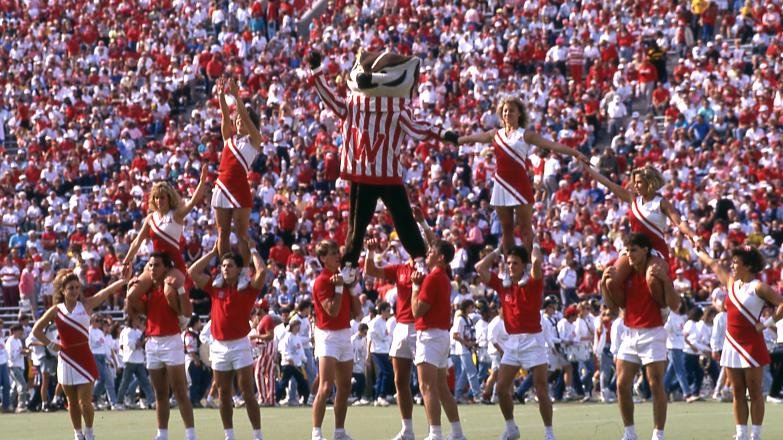 Cheerleaderki tworzące piramidę z Buckym Badgerem na stadionie Camp Randall, 1989 r.