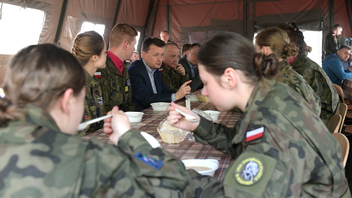 - Jest niezwykle ważne, aby młoda kadra WP była wychowana w duchu patriotyzmu i kultywowania tradycji oręża polskiego - podkreślił szef MON Mariusz Błaszczak, inaugurując dziś II edycję pilotażowego "Programu Certyfikowanych Wojskowych Klas Mundurowych", do której zakwalifikowało się 47 szkół.