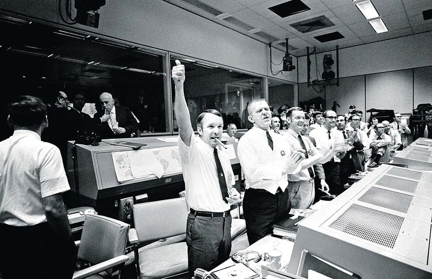 Slavlje na zemlji u komandnom centru nakon bezbednog sletanja