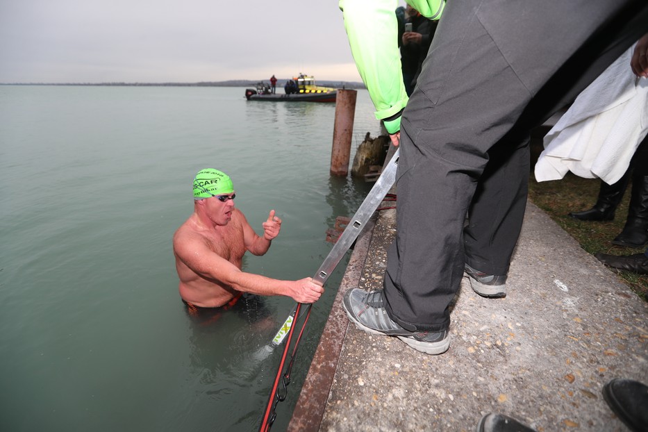 Dezsőt láthatóan megviselte a húsz perc úszás/ Fotó: Zsolnai Péter