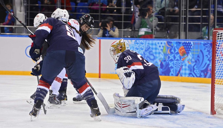 Jessica Lutz (w środku) 24-letnia hokeistka jest absolwentką Uniwersytetu w  Connecticut. Na co dzień pracuje jako baristka w kawiarni.