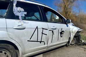 Samochód z napisem „Dzieci ostrzelany przez rosyjskich żołnierzy