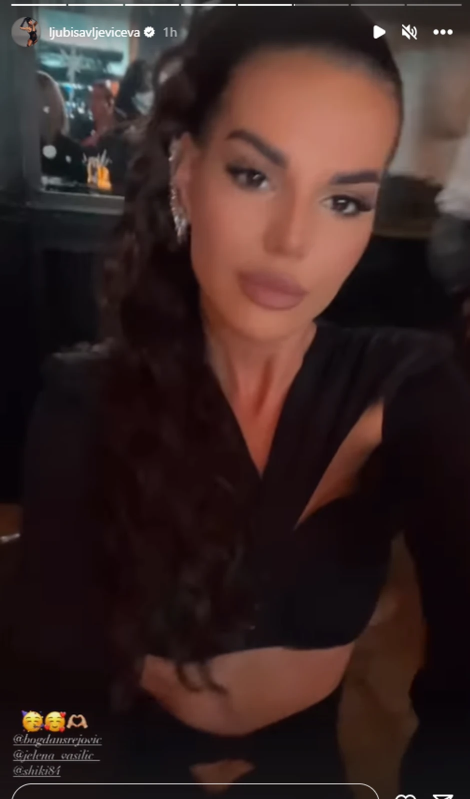 Jovana u haljini sa prorezima