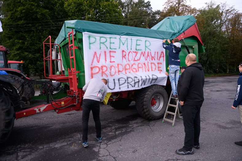 Przygotowania do protestu rolników w Nowym Mieście nad Wartą. Rolnicy zrzeszeni w Agrounii mają przez dobę blokować drogę krajową numer 11