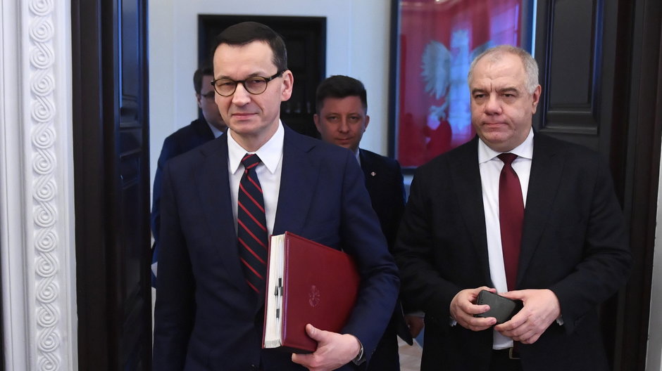 Premier Mateusz Morawiecki i Jacek Sasin, minister aktywów państwowych, przed posiedzeniem Rady Ministrów, Warszawa, luty 2020 r. 