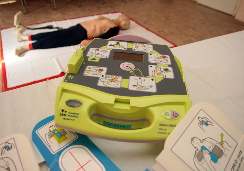 Mobilni aparat defribilator pomaže da bolesnik preživi do dolaska Hitne pomoći