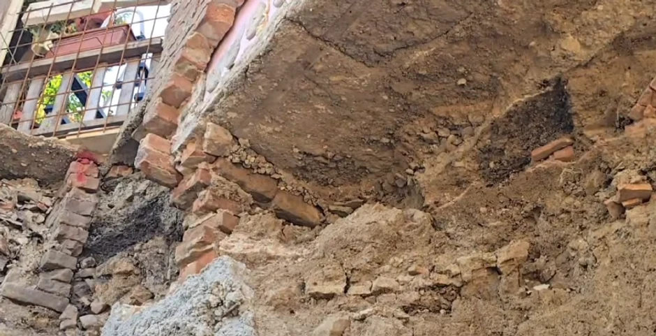 Deo porodične kući ostao je bez temelja i sada "visi u vazduhu"