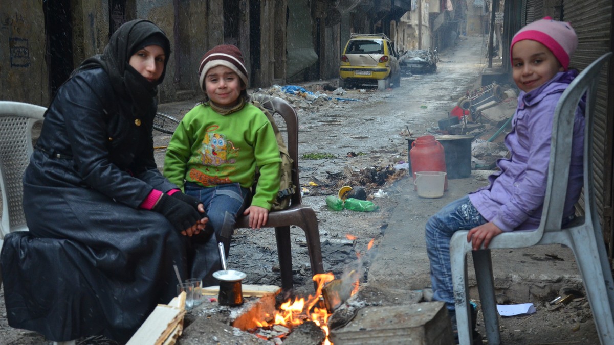 Assma Al-Halabi, żona Omara, z dziećmi: Ahmedem i Souad, która zginęła w wieku 7 lat podczas bombardowania szkoły w Aleppo w 2017 r.