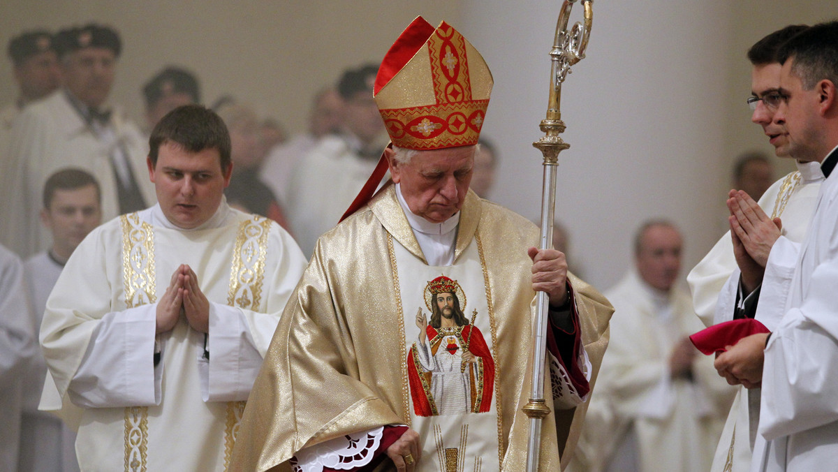 Archidiecezja Katowicka pożegnała w niedzielę odchodzącego na emeryturę abpa Damiana Zimonia, dziękując mu za kierowanie śląskim Kościołem przez ponad 26 lat. Homilię ustępującego metropolity wierni nagrodzili oklaskami. Listy skierowali prezydent i premier.