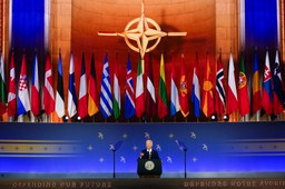 Szczyt NATO. Biden ogłosił udzielenie Ukrainie największego dotąd wsparcia i odznaczył Stoltenberga