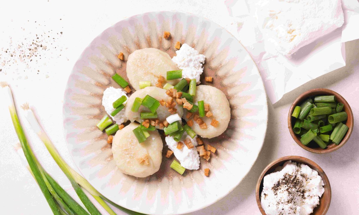 Pyzy ziemniaczane z twarogiem i cebulką. Przepis na obiad jak u babci