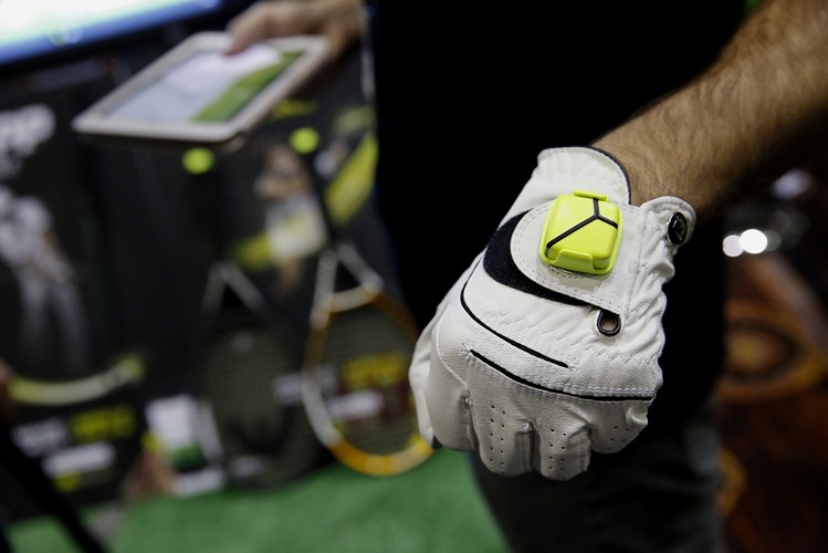 Czujnik sportowy Zepp Labs umieszczony na rękawiczce do gry w golfa podczas spotkania dla prasy przed rozpoczęciem Consumer Electronics Show (CES 2014) w Las Vegas, 5.01.2014.
