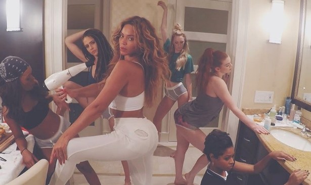 Beyoncé skacze na balkonie (dobrze, że nie z balkonu)