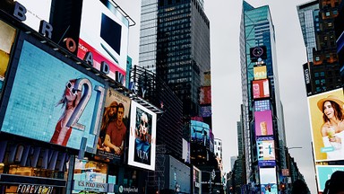 Rekord zakażeń. Koronawirus sieje spustoszenie na Broadwayu