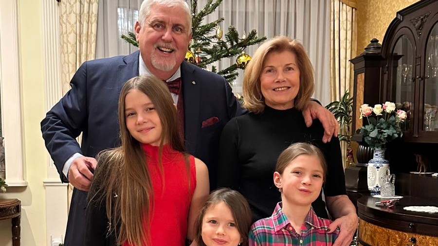 Oliver Andrásy so svojou manželkou Dankou a tromi vnučkami.