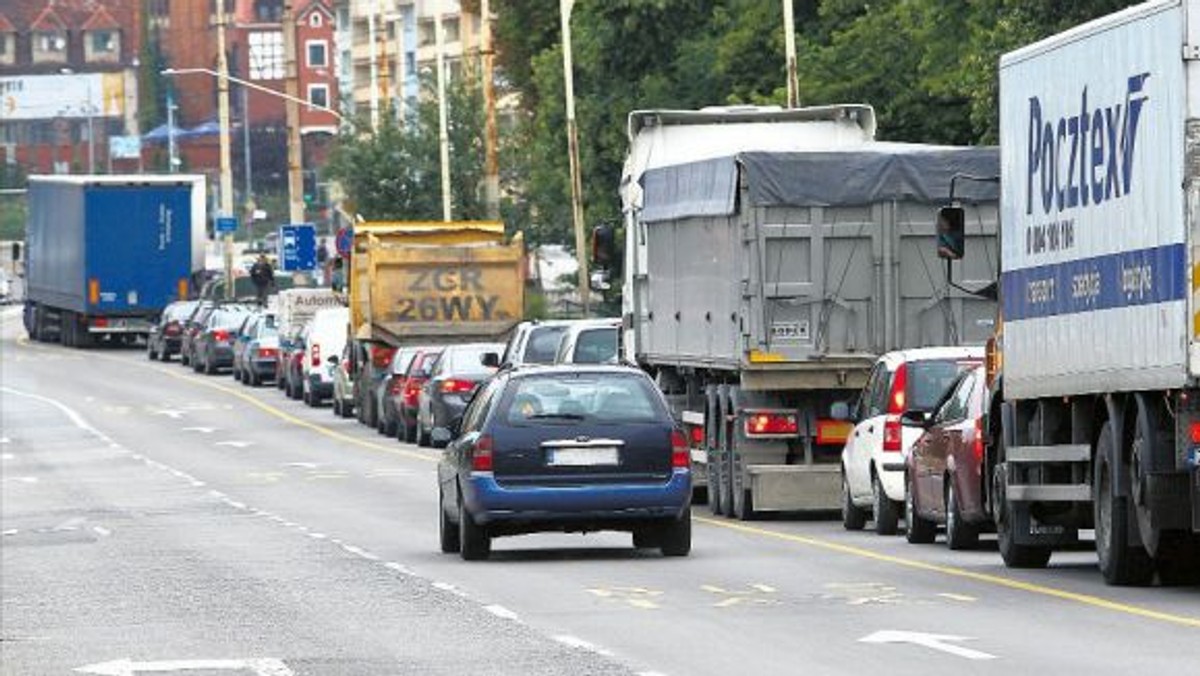 Pas przeznaczony tylko dla autobusów miał działać jedynie na czas remontu Bramy Portowej. Buspas jednak pozostanie.