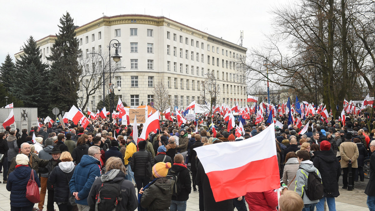 W południe przed Sejmem rozpoczęła się pikieta w obronie demokracji i Trybunału Konstytucyjnego, organizowana przez Komitet Obrony Demokracji.