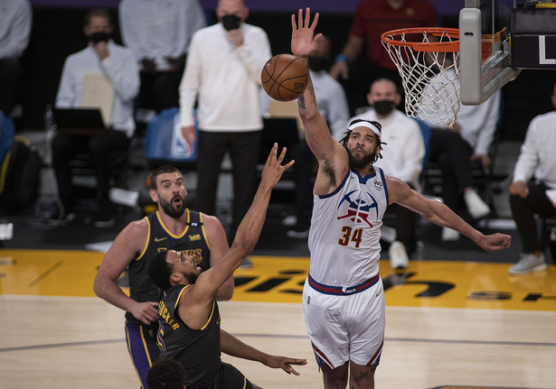 JaVale McGee (Denver Nuggets; P) w trakcie meczu z Los Angeles Lakers w maju 2021 r.