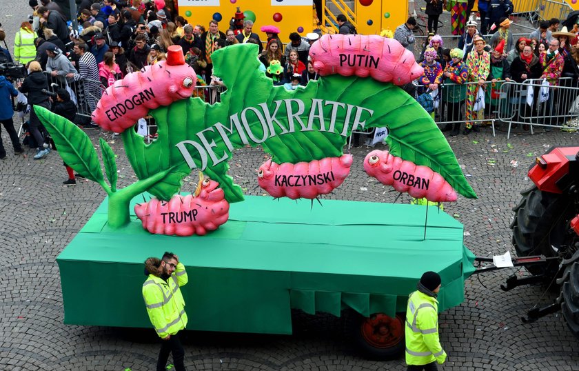 Kaczyński jako gąsiennica obgryzająca liść demokracji