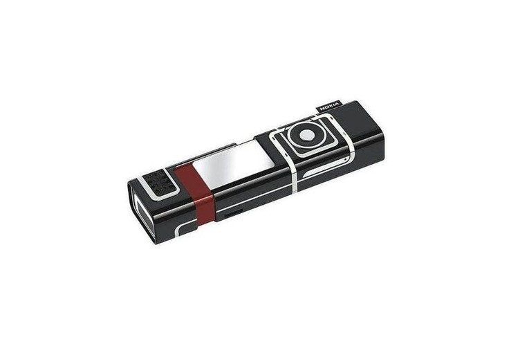 Nokia 7280 to być może najbardziej szalony ze snów projektantów fińskiej firmy. Telefon miał podłużny kształt, nie miał klawiatury (wszystko obsługiwało się kółkiem po prawej) i rozsuwał się, odsłaniając aparat fotograficzny. Na Allegro trzeba za niego dziś zapłacić prawie tysiąc złotych.