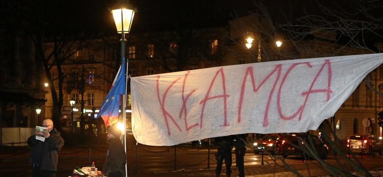 "Kłamca, kłamca". Prezes PiS odwiedził grób Lecha i Marii Kaczyńskich na Wawelu
