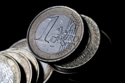 Większość bankowców sprzeciwia się przyjęciu przez Polskę euro