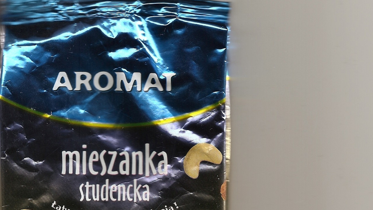 Orzeszki ziemne, rodzynki, orzechy laskowe, nerkowce - taki powinien być skład "Mieszanki studenckiej" produkowanej przez firmę Aromat Snack z Trójmiasta. Pan Piotr, 31-letni krakowianin, znalazł w niej coś jeszcze - spory kawałek szkła. Niestety, zdążył go pogryźć i połknąć kilka drobinek. Kto jest winny? Zdaniem producenta - dostawca rodzynek z Iranu.