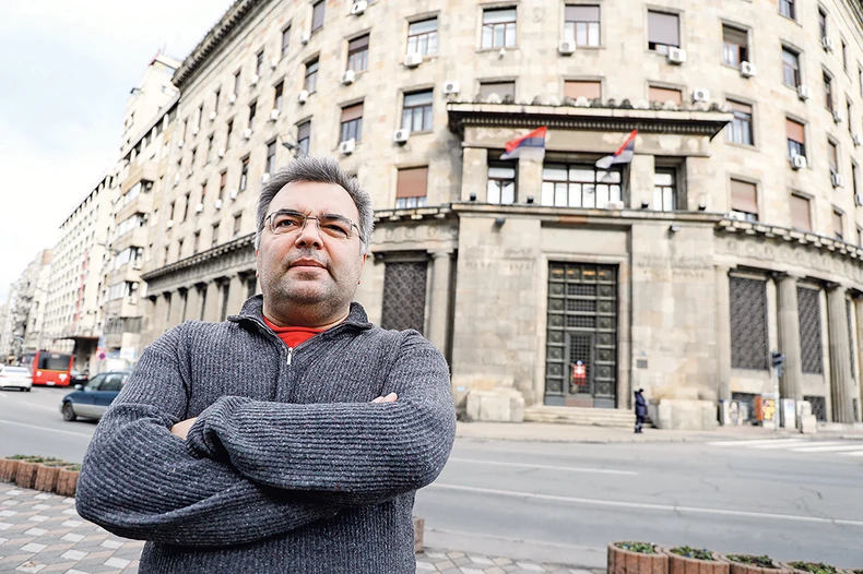 Bojan Dimitrijević ispred zgrade nekadašnjeg CK SKJ, na Trgu Nikole Pašića , u kojoj su danas Institut za savremenu istoriju, Muzej Jugoslavije i Ministarstvo kulture