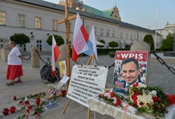 Będzie się pojawiał i znikał... Krzyż wraca przed Pałac Prezydencki