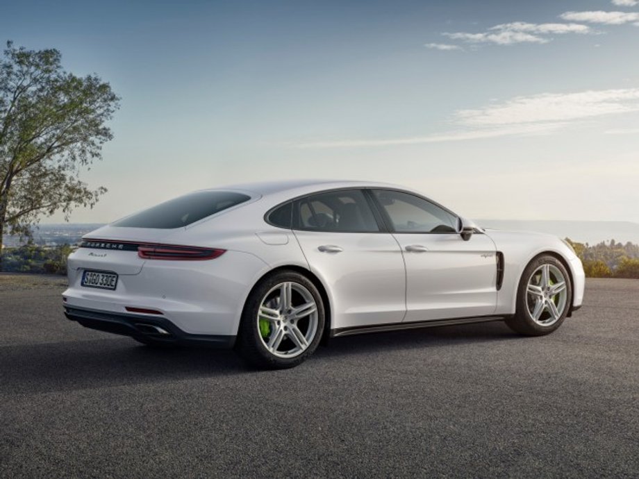 Porsche zaś - hybrydową Panamerę 4e